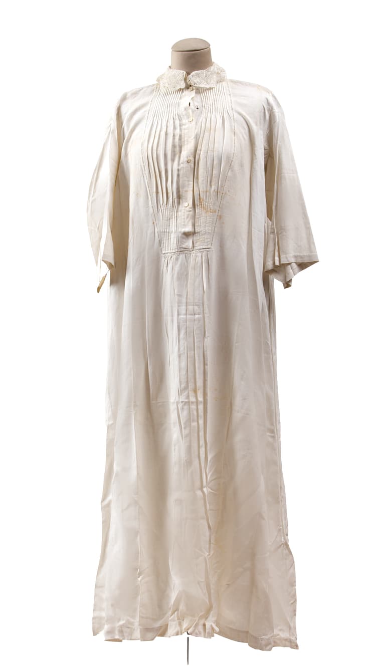 A COTTON DECORATED WITH LACE ON THE COLLAR NIGHT GOWN, CIRCA 1900