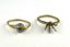 ENSEMBLE DE DEUX BAGUES EN OR 14K ET 18K, DONT UNE SERTIE D’UNE ÉMERAUDE