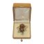 MAGNIFIQUE BROCHE 'FLEUR EXOTIQUE' EN OR JAUNE 18K, DIAMANTS, RUBIS ET SAPHIRS