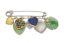 BROCHE EPINGLE A NOURRICE EN OR GRIS 18K AVEC BRELOQUES EN FORME DE CŒUR, ANNEES 1970-1980
