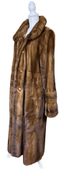 MANTEAU LONG EN FOURRURE DE VISON BRUN REVERSIBLE