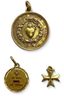 ENSEMBLE DE TROIS MÉDAILLES RELIGIEUSES EN OR JAUNE 18K