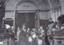 L’empereur Nicolas II et l’impératrice Alexandra Feodorovna sortent de l’église lutherienne Saint- Pierre-et-Saint-Pau...